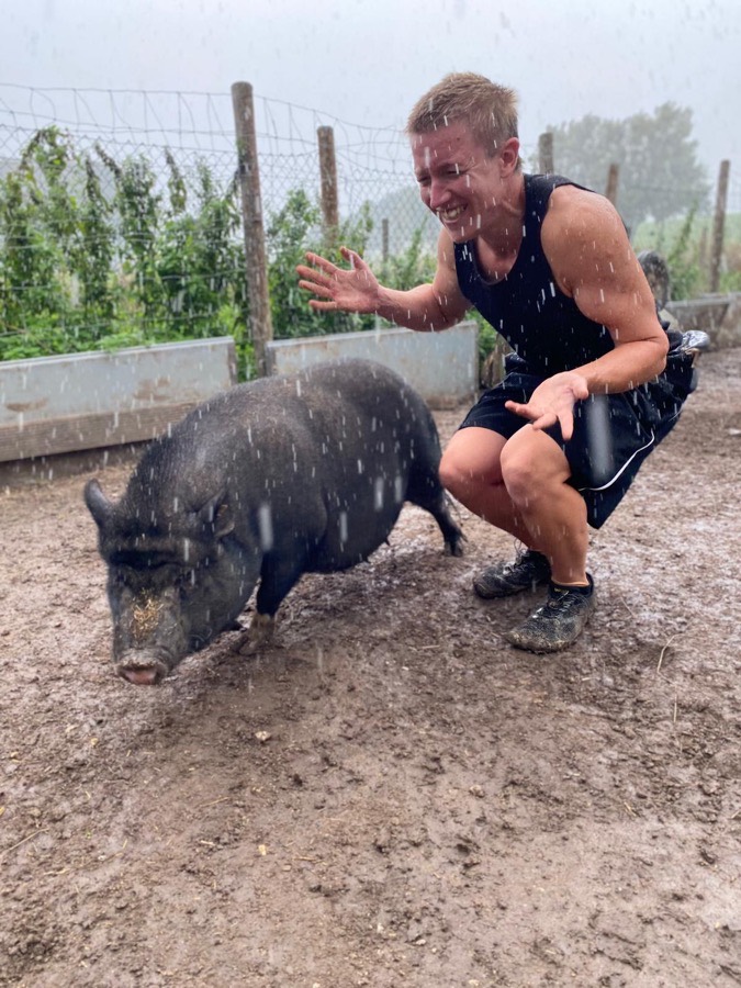 Chris bei einem Schwein auf der Weide