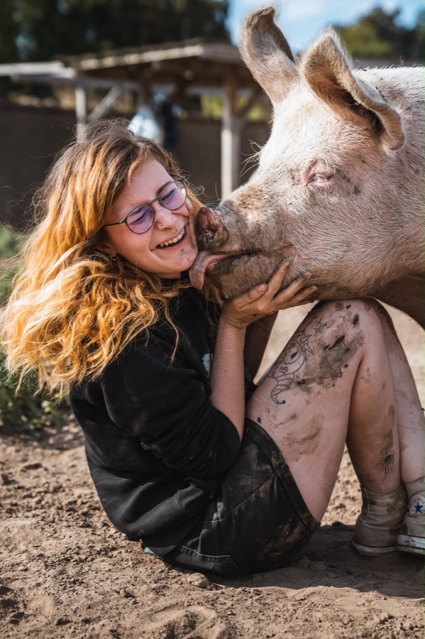 Zoe mit einem Schwein